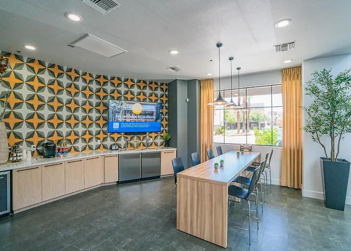 Glitzy 2br Walk To Westgate Pool Gym Wd *