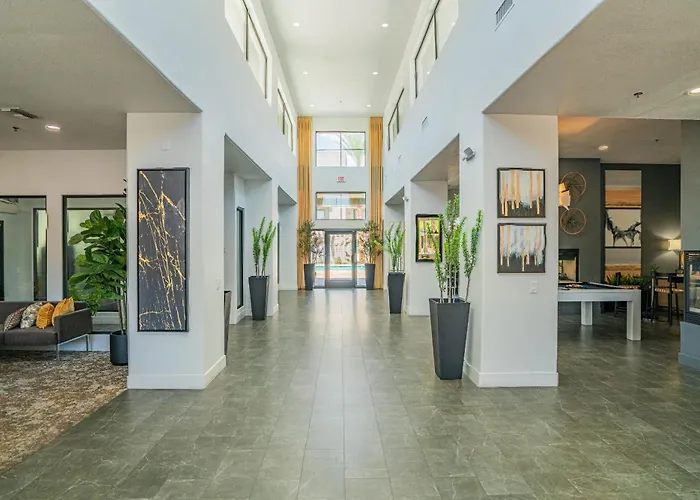 Glitzy 2br Walk To Westgate Pool Gym Wd Glendale