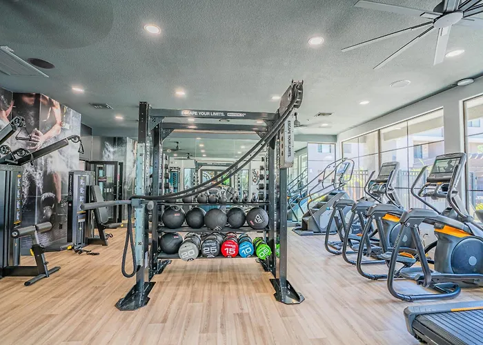 Glitzy 2br Walk To Westgate Pool Gym Wd Apartment