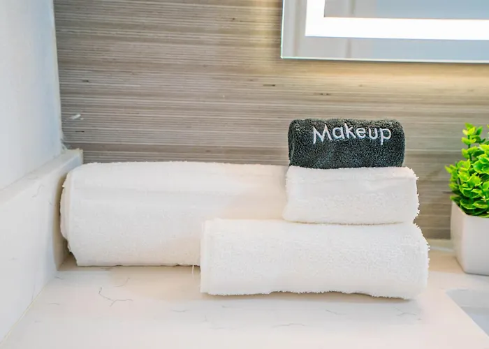 Glitzy 2br Walk To Westgate Pool Gym Wd *