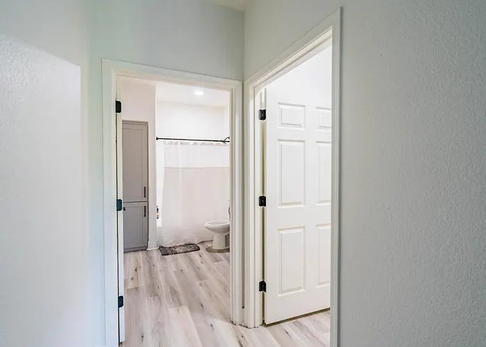 Glitzy 2br Walk To Westgate Pool Gym Wd * Glendale