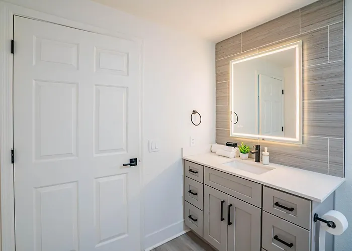 Glitzy 2br Walk To Westgate Pool Gym Wd *