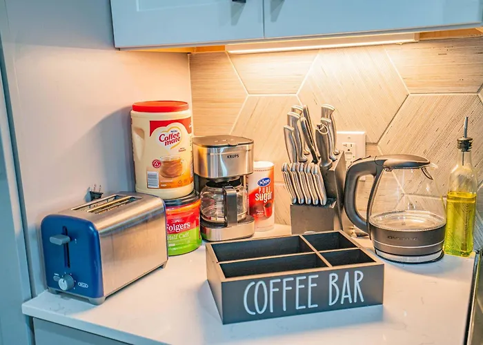 Glitzy 2br Walk To Westgate Pool Gym Wd Glendale