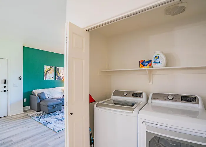 Glitzy 2br Walk To Westgate Pool Gym Wd Apartment