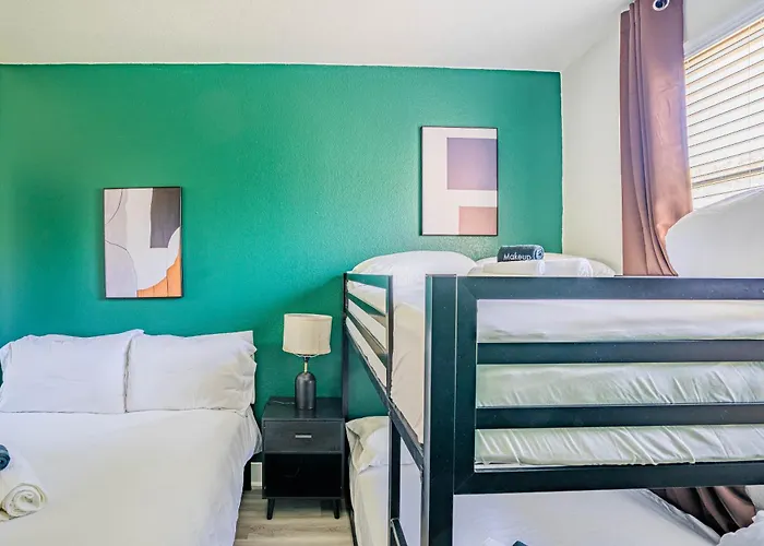 Glitzy 2br Walk To Westgate Pool Gym Wd Glendale