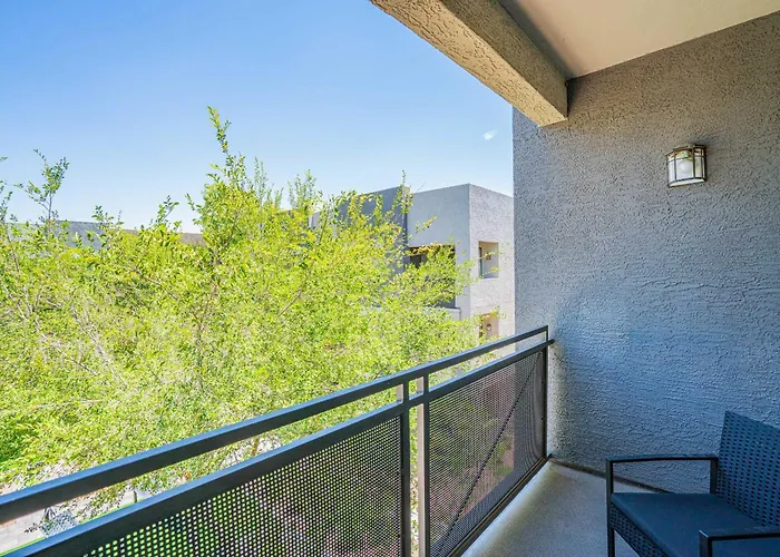 Glitzy 2br Walk To Westgate Pool Gym Wd Glendale